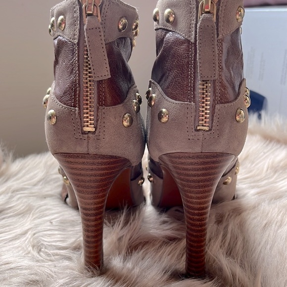 Nine West Gold Studded Tan Open Toe Heels - Picture 4 of 8